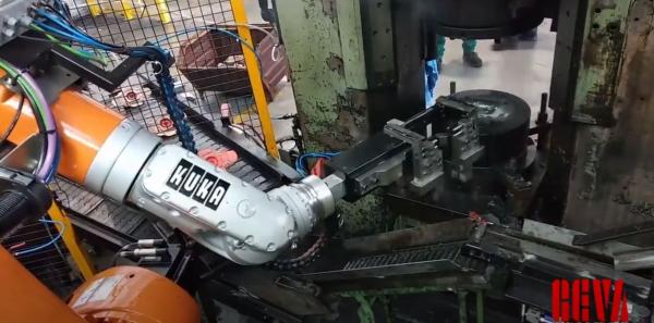 Linea di forgiatura ottone con Kuka KR60